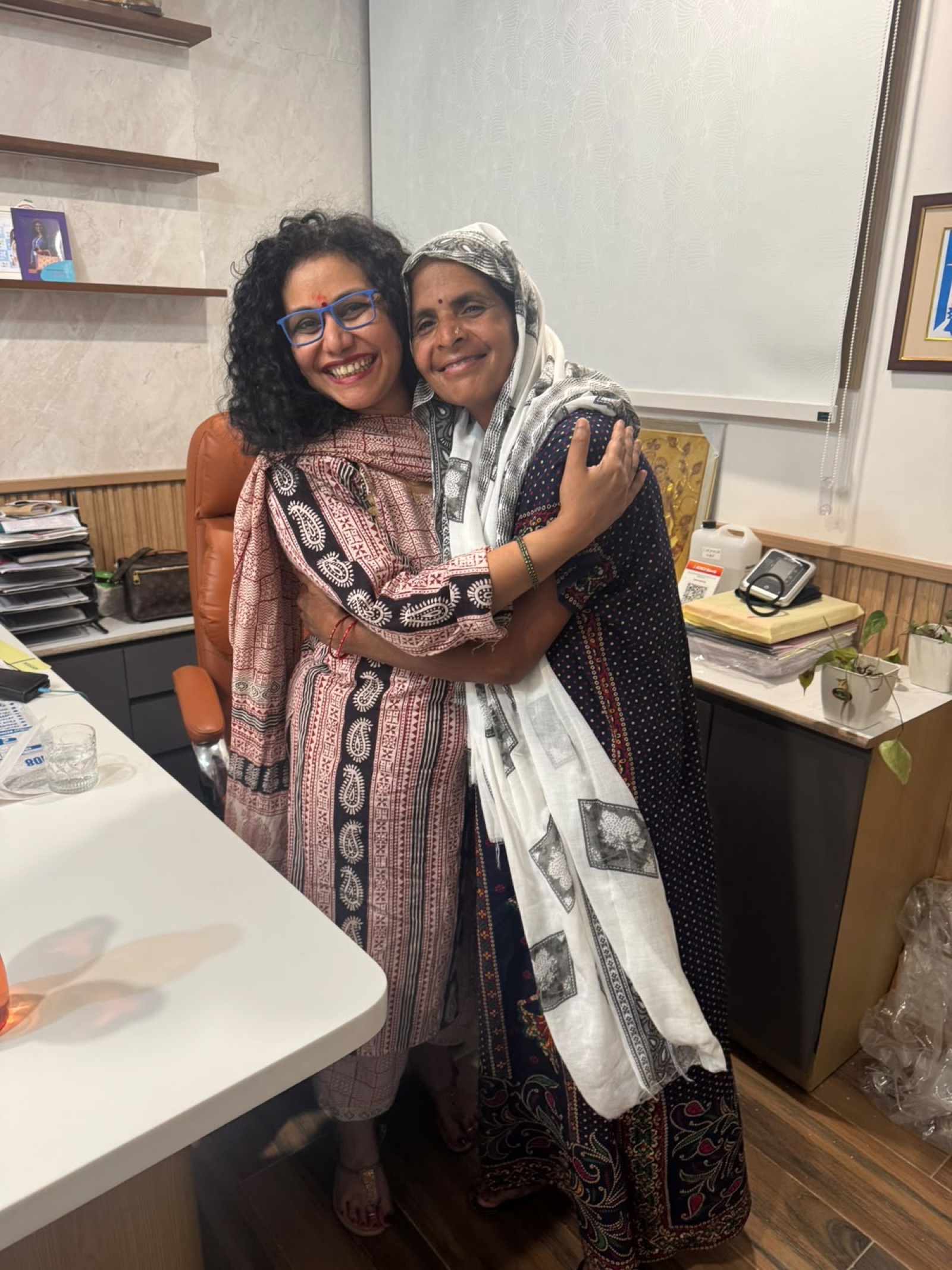 Dr. Deepti Gupta speaking with a patient at Lucknow Institute for Fertility, Endoscopy, Lucknow